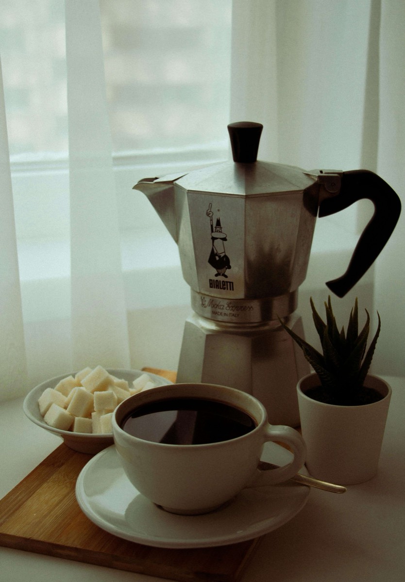 Uma cafeteira italiana moka para o apartamento
