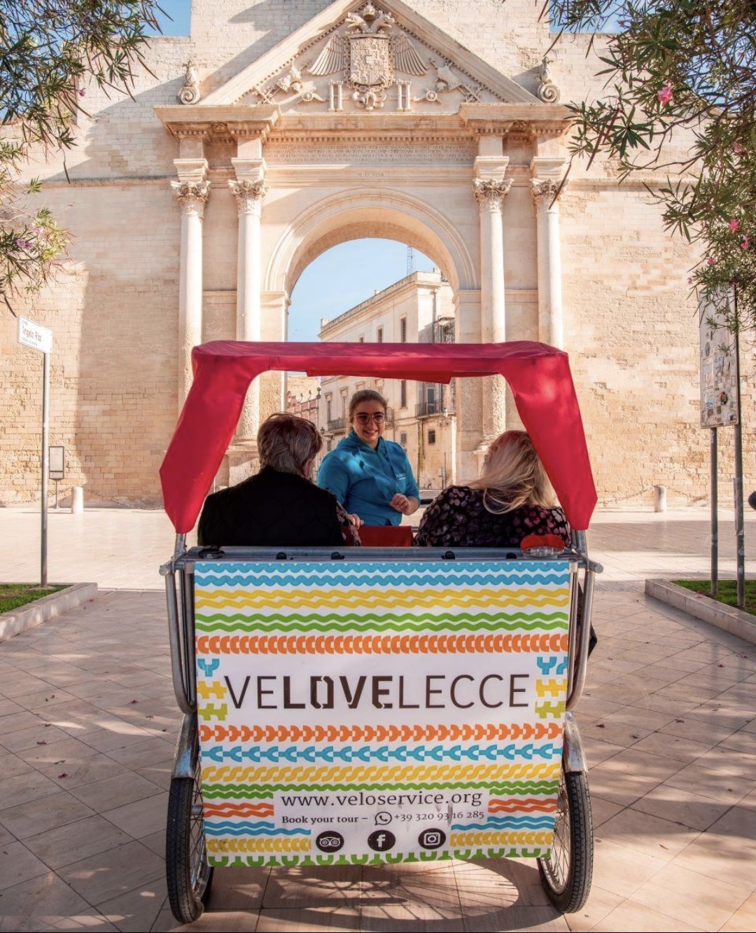 Passeio de rickshaw histórico em Lecce para casal