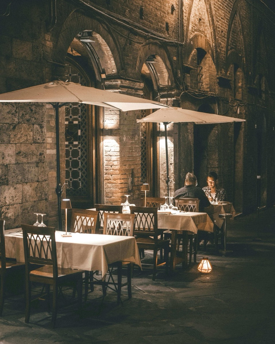 Jantar romântico em uma trattoria local